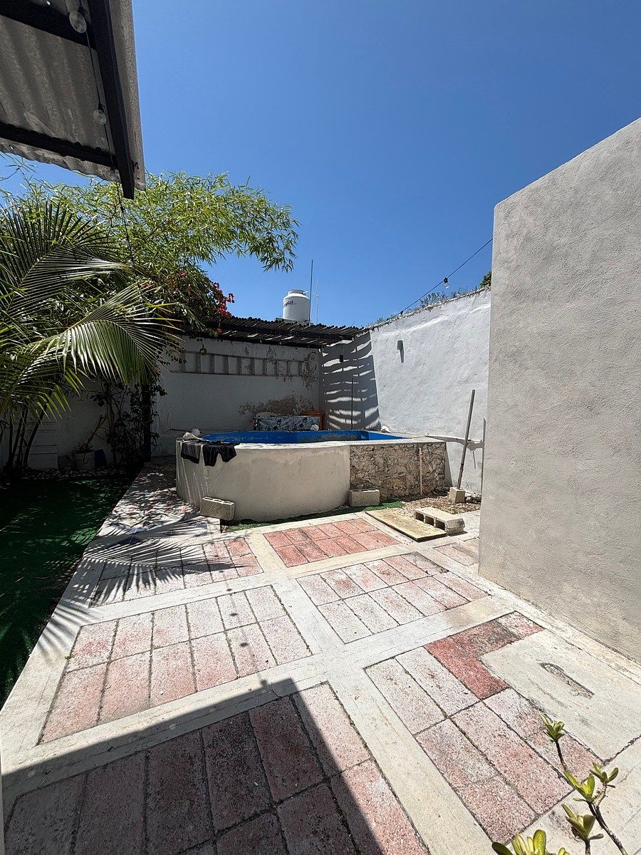 2 de 8: PATIO Y ALBERCA