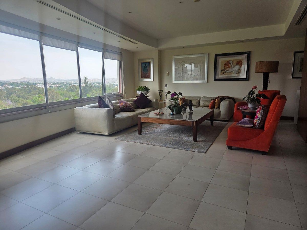 9 de 26: Amplia sala con vista al fairway del Country Club