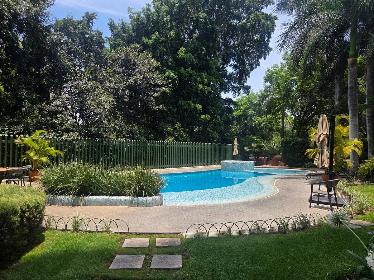 24 de 26: Jardines y alberca