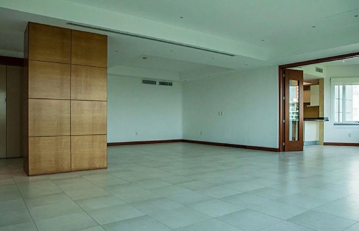 7 de 26: Vista hacia el comedor y entrada a cocina desde sala