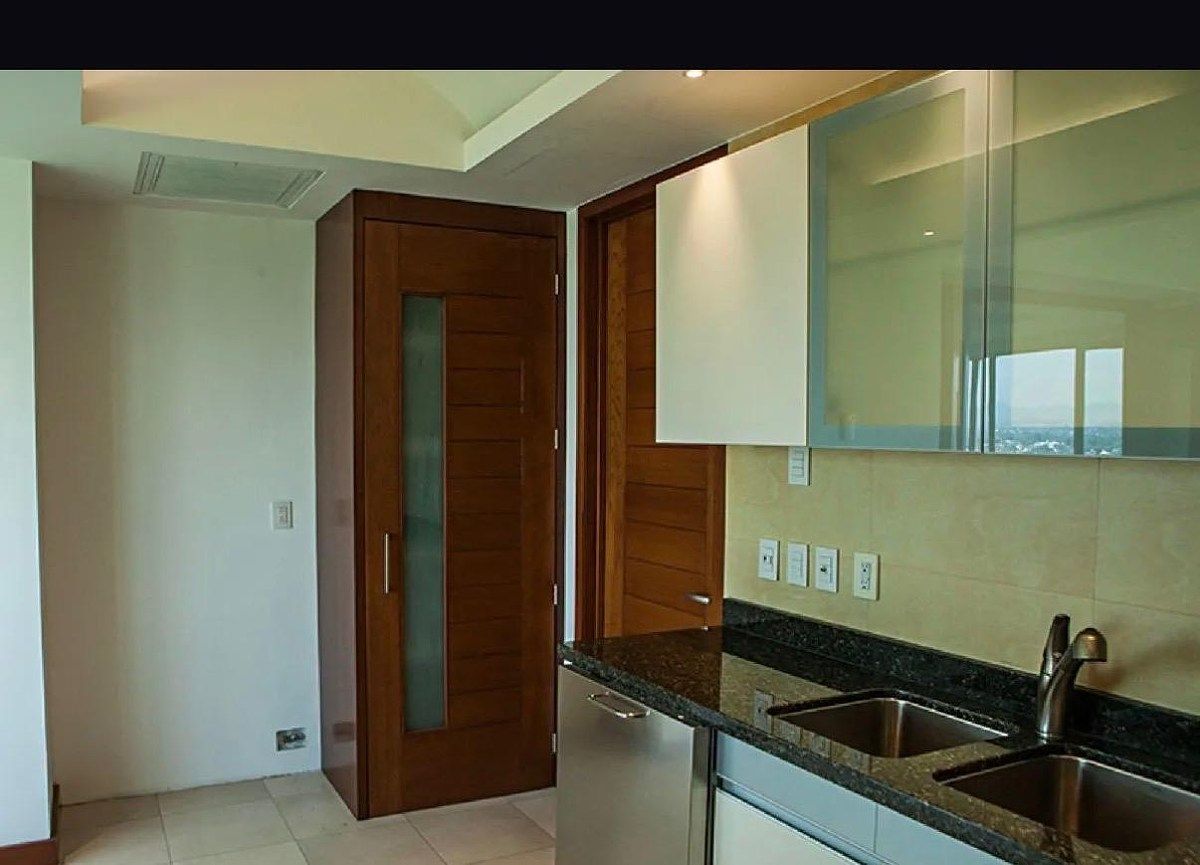 13 de 26: Cocina area de refrigerador y despensa