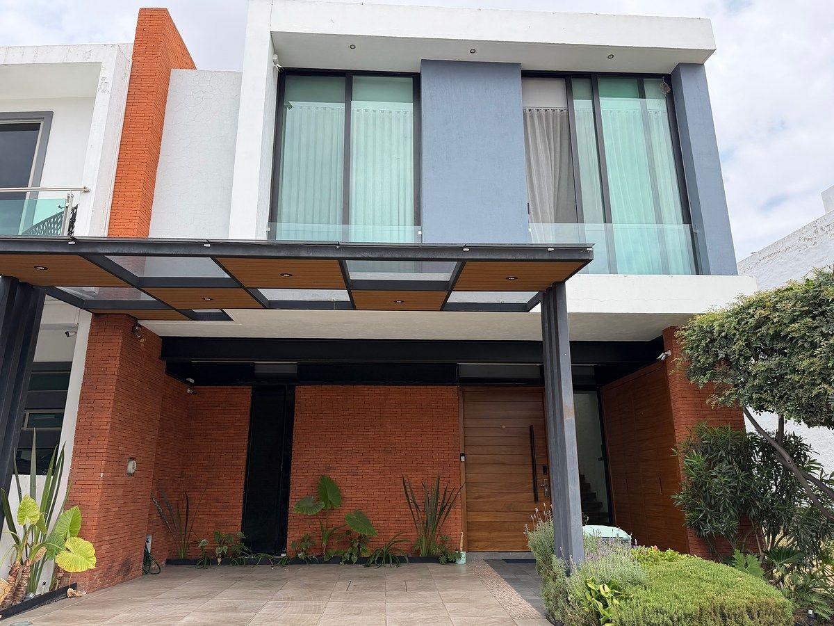 1 of 37: Fachada
