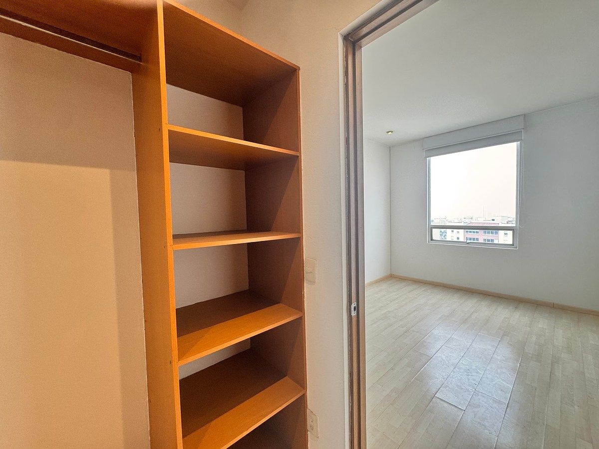 22 de 25: Recámara principal desde su vestidor