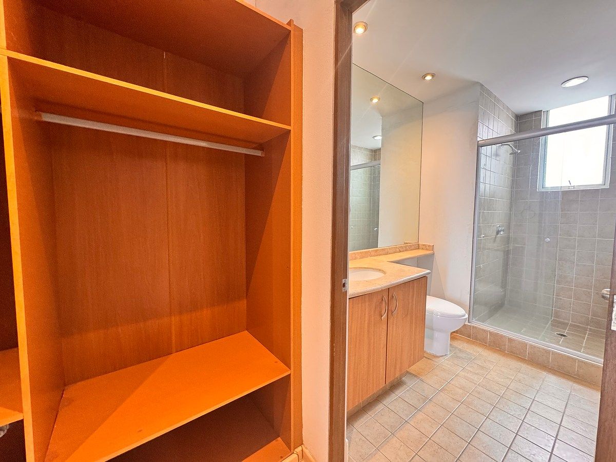 23 de 25: Recámara principal. Baño visto desde el vestidor