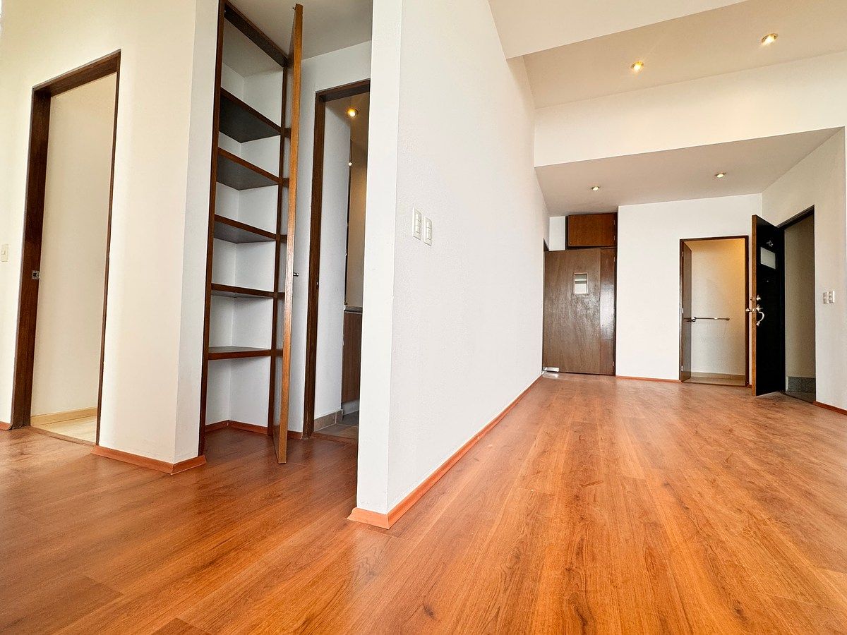 11 de 25: Izq. recámara, closet de blancos y baño. Der. acceso