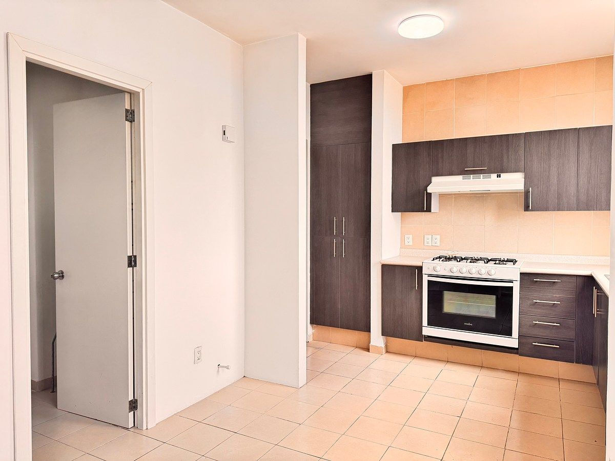 6 de 25: Cocina vista desde la lavandería. Izq. baño de servicio.