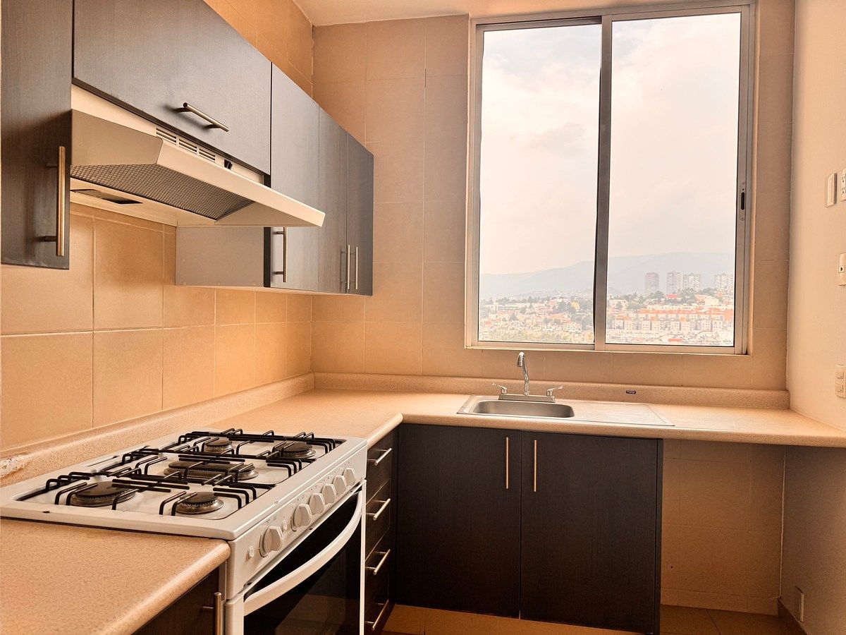4 de 25: Cocina vista desde el vestíbulo de acceso