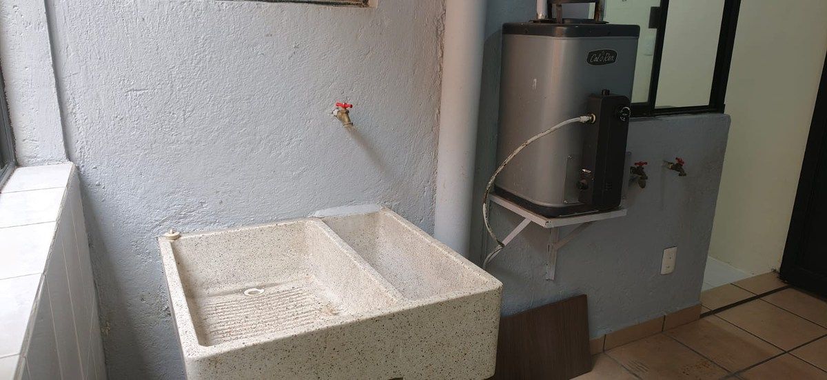 9 de 24: Area de lavado a un costado de la cocina