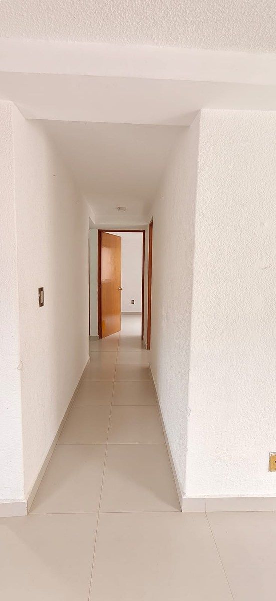 10 de 24: Pasillo hacia las 3 recámaras y 1 baño completo