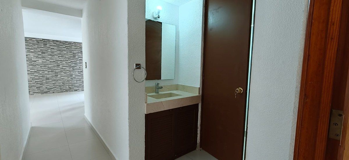 12 de 24: Pasillo y acceso al baño completo