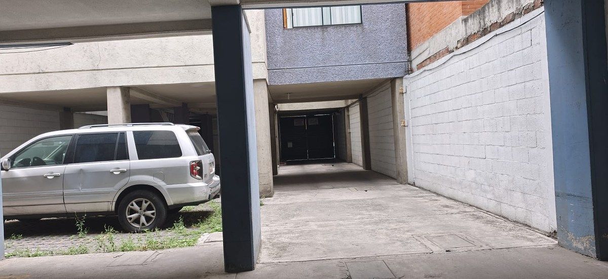 21 de 24: 1 estacionamiento techado con portón eléctrico
