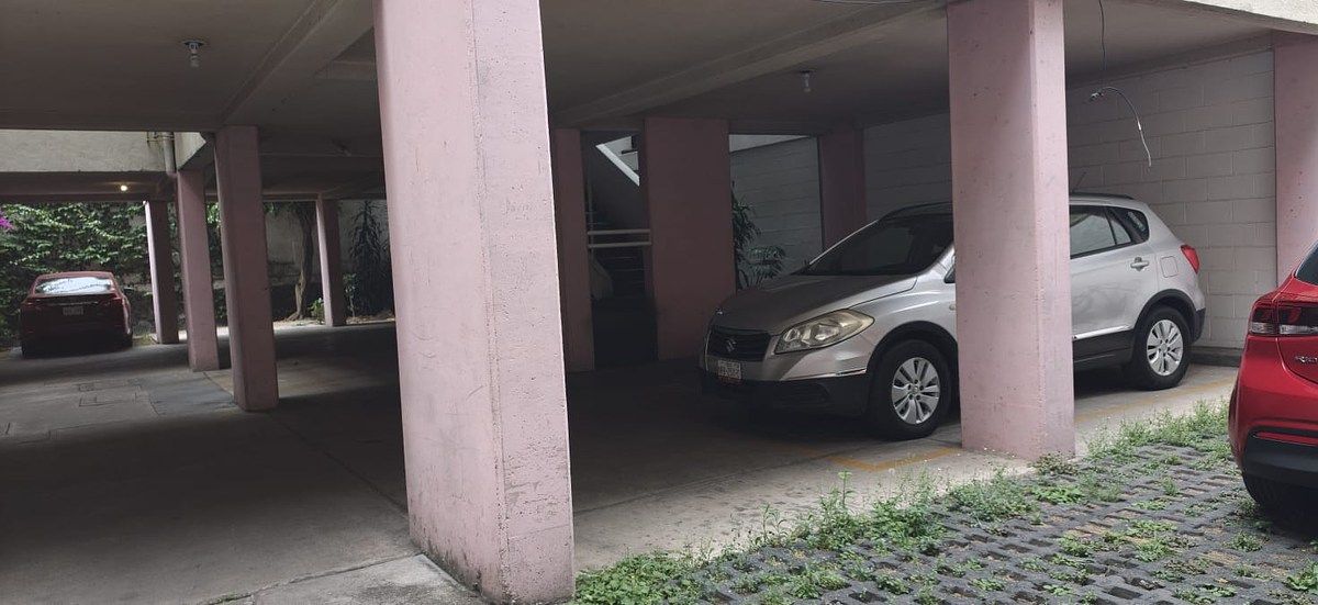 22 de 24: 1 estacionamiento techado
