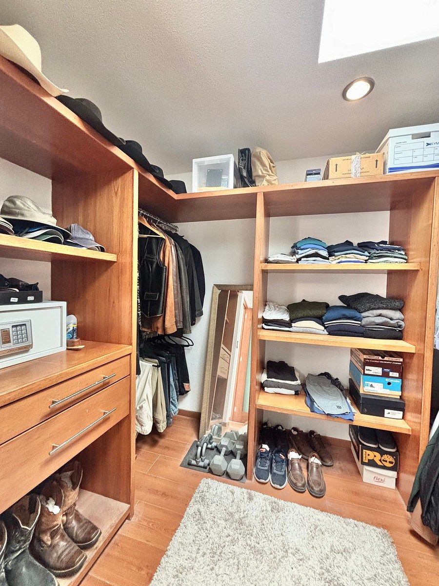 33 de 50: Amplio vestidor .