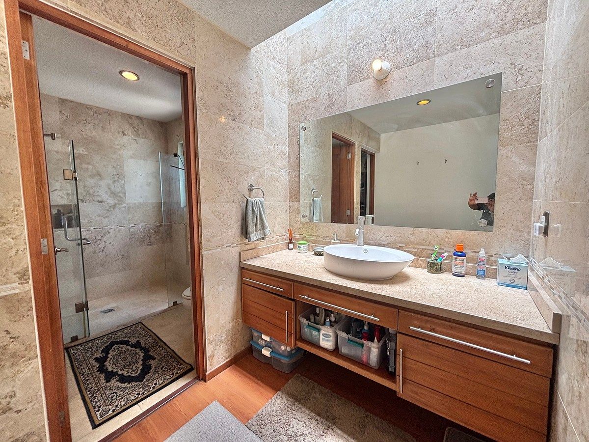 34 de 50: Baño completo en recámara Ppal .