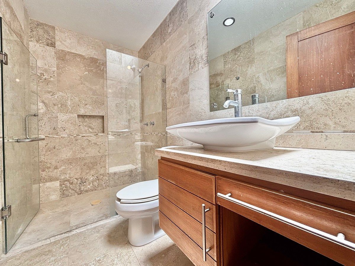 47 de 50: Baño completo en recámara secundaria 2