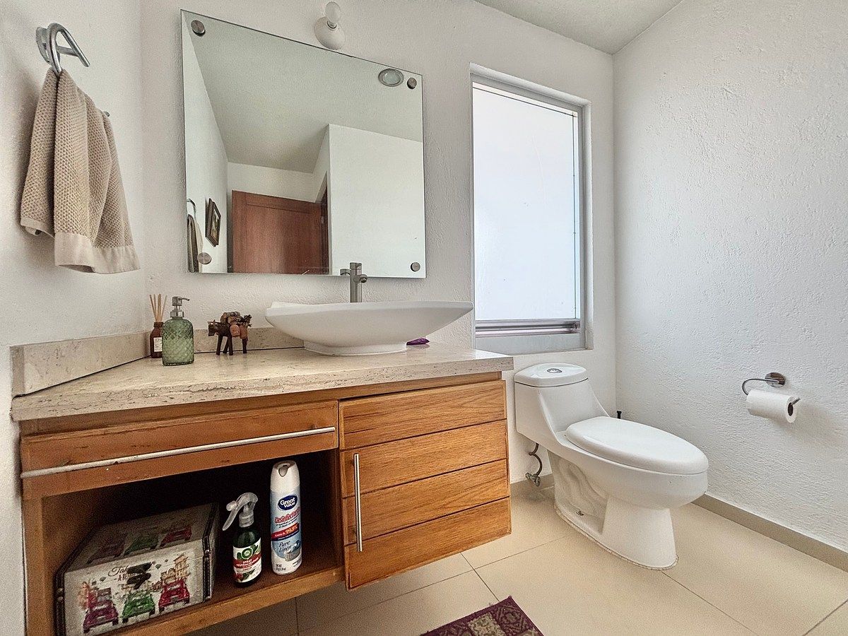 19 de 50: Medio baño de visitas en PB