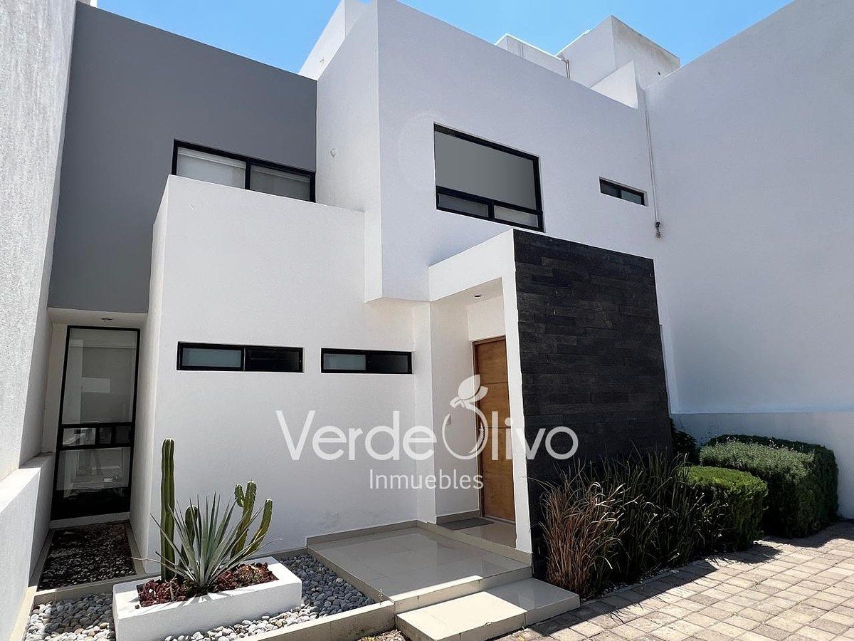 Venta Casa Juriquilla. 4 Recámaras c/Baño, sótano, Roof Garden, jardín. Qro
