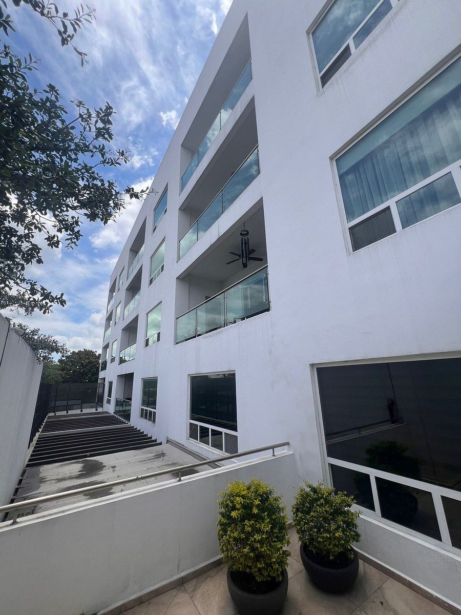 1 of 14: Fachada