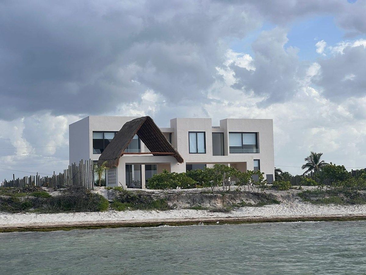 HERMOSA RESIDENCIA EN  VENTA EN LA PLAYA DE SAN CRISANTO, YUC., foto 1 de 29