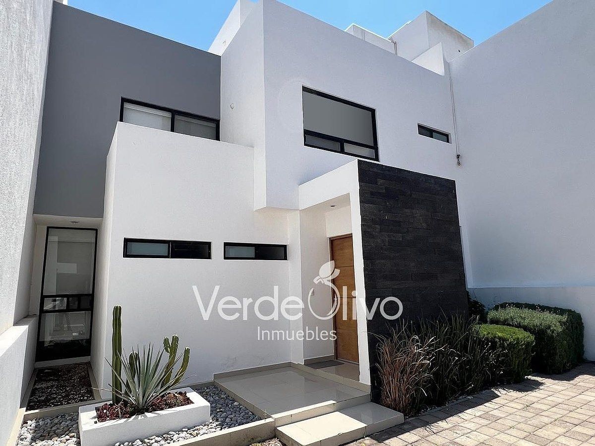 Casa en venta Juriquilla. 4 recámara c/Baño, sótano, Roof Garden, jardín. Qro