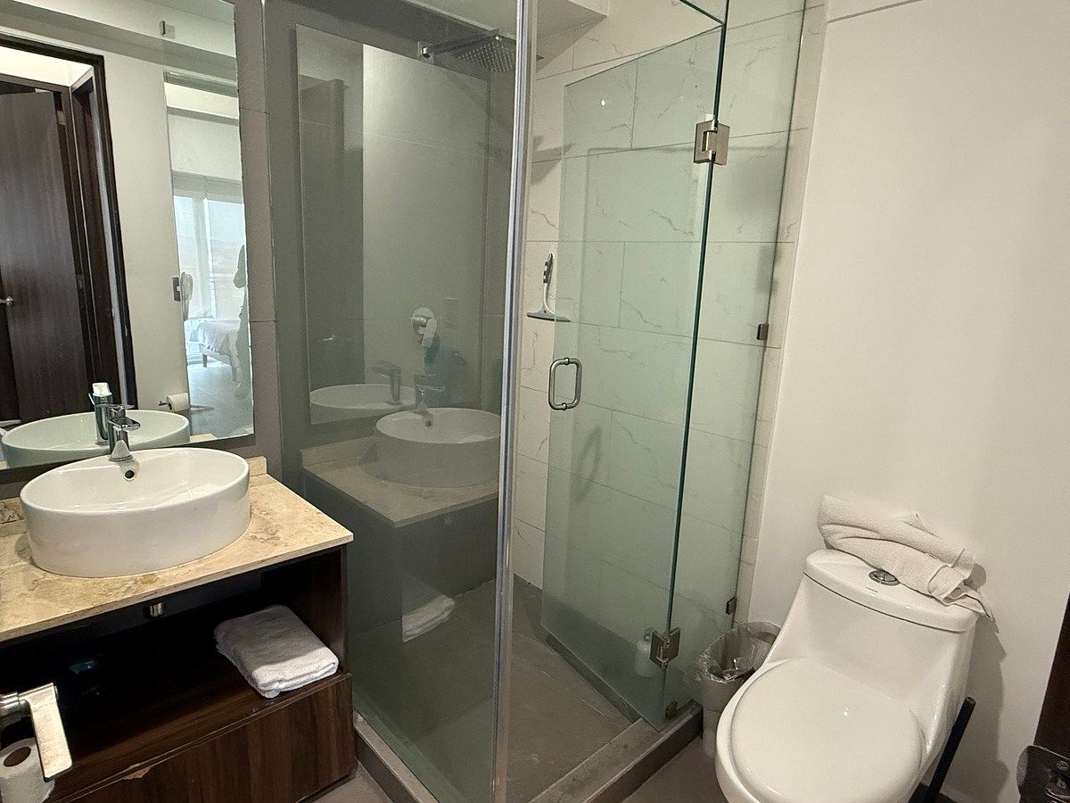 7 de 12: Baño completo de visitas