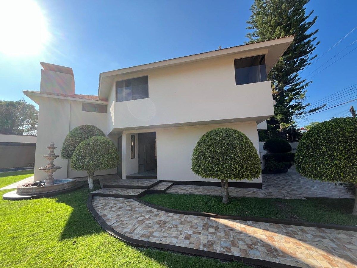 CASA EN RENTA EN JURICA 2DA DE FRESNOS, CON ALBERCA, foto 1 de 25