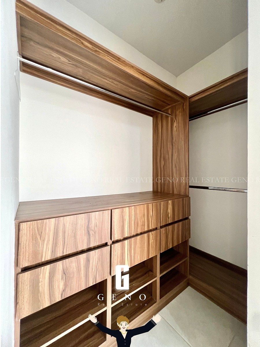 8 de 13: Vestidor habitación principal