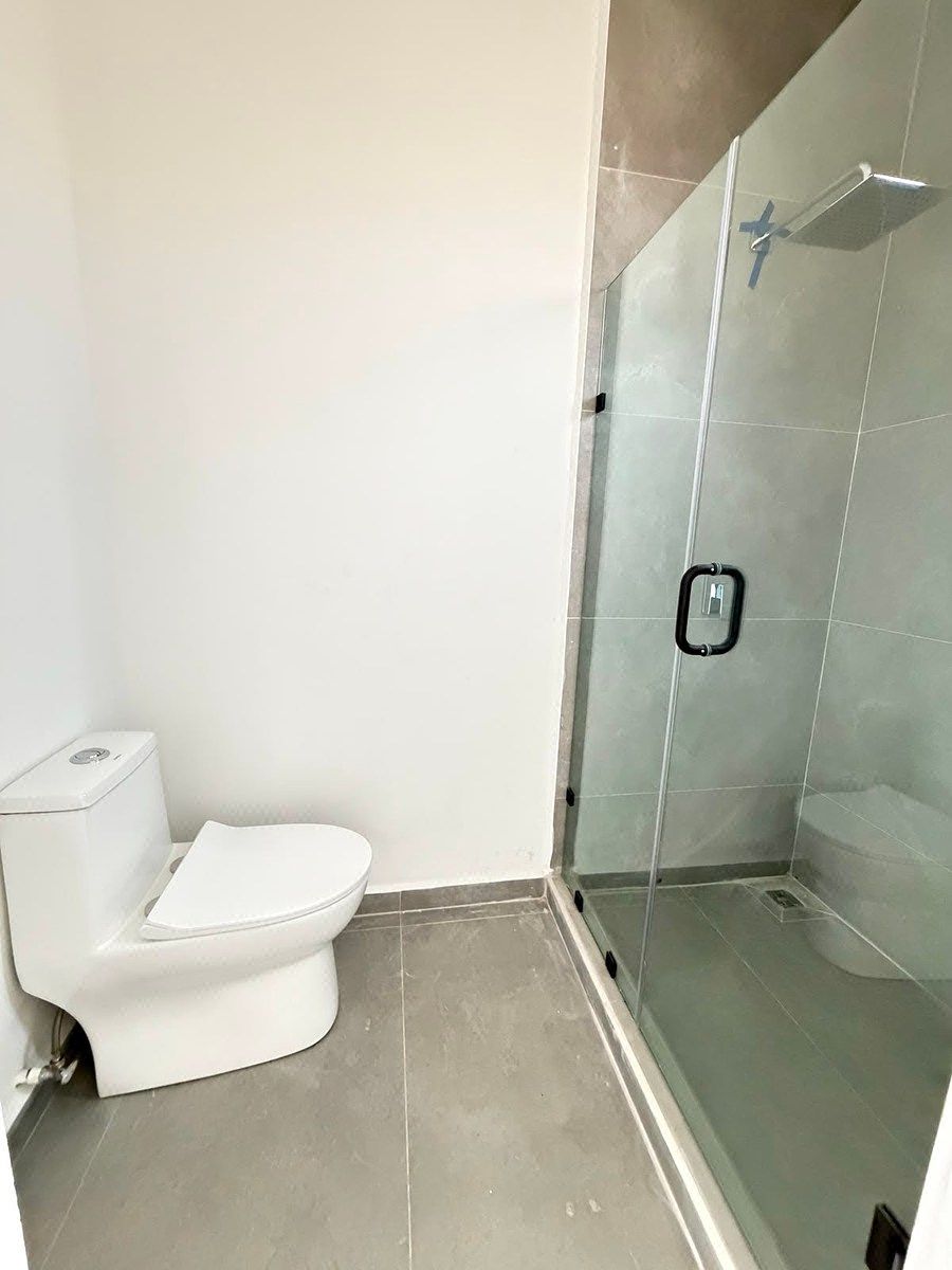 Baño recámaras secundarias, photo 9 of 16