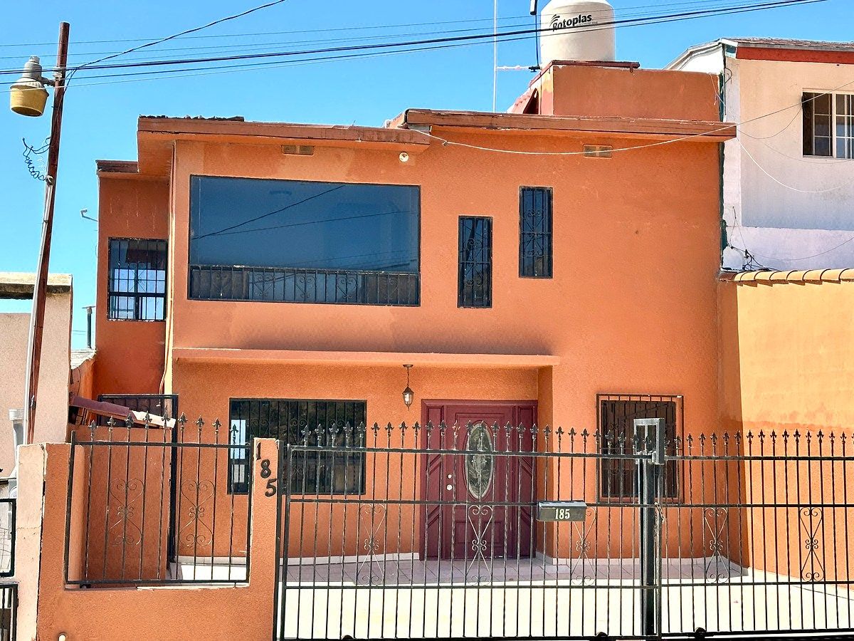 Casa de 3 niveles con vista al mar en Colinas del Mar, Ensenada