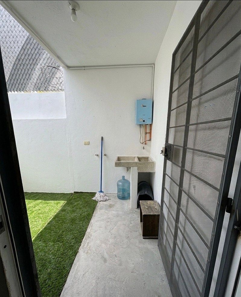9 de 24: PATIO ENTRADA