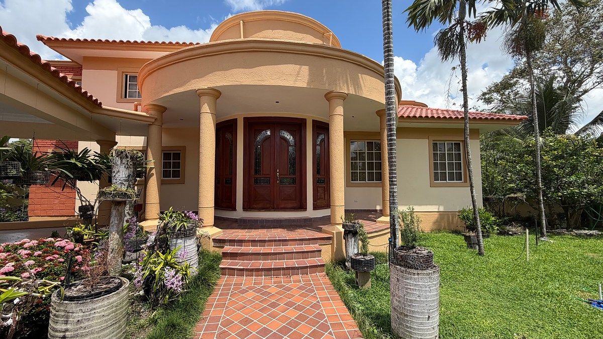 ELEGANTE Y AMPLIA CASA EN CUESTA HERMOSA III, foto 1 de 24