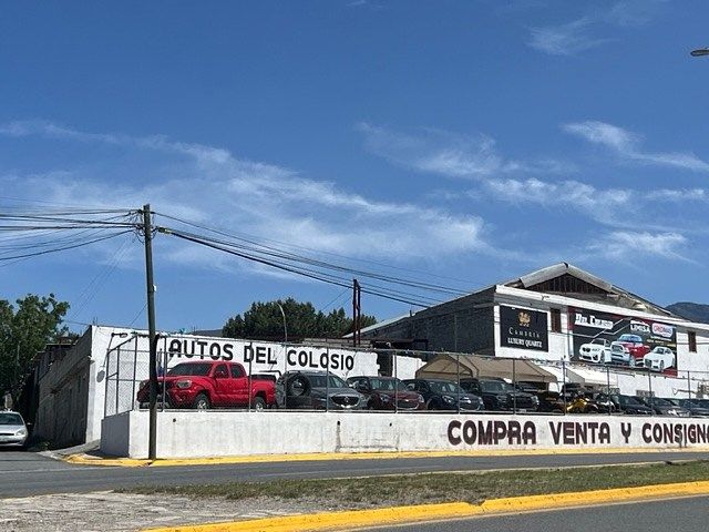 Bodega Comercial con oficinas en venta en Blvd. Colosio