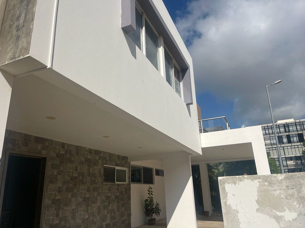 RENTA HERMOSA CASA RESIDENCIAL ARBOLADA CANCÚN $23,500 AMUEBLADA PANELES SOLARES, foto 1 de 16