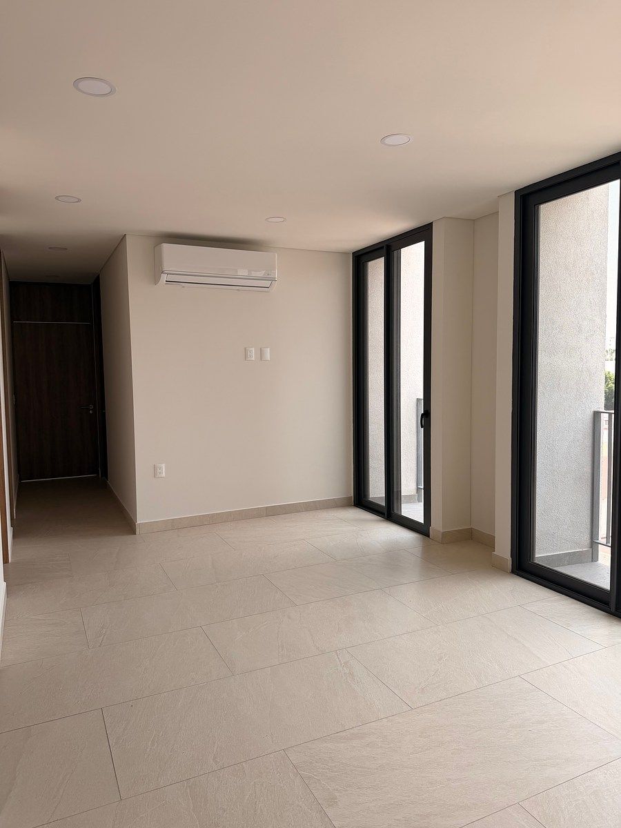 3 de 15: Sala con balcon