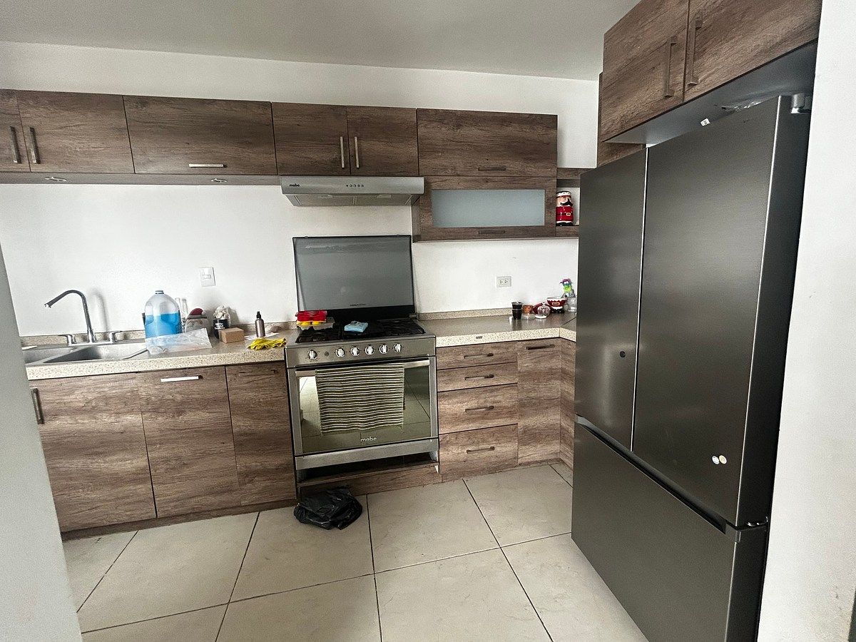 3 of 16: Cocina equipada