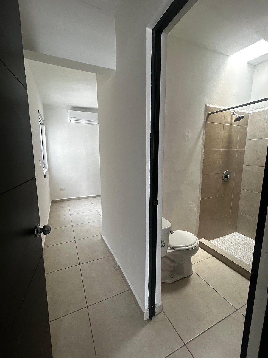 8 of 16: Recámara con baño privado