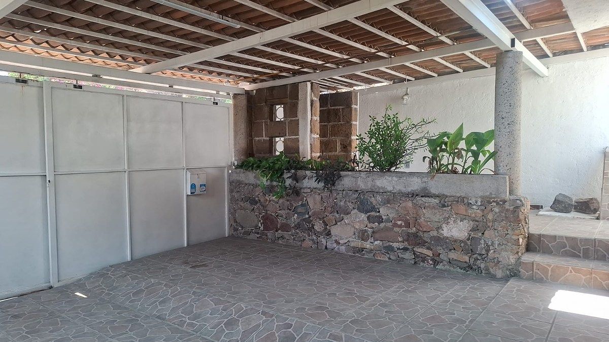 4 de 40: Cochera y acceso principal