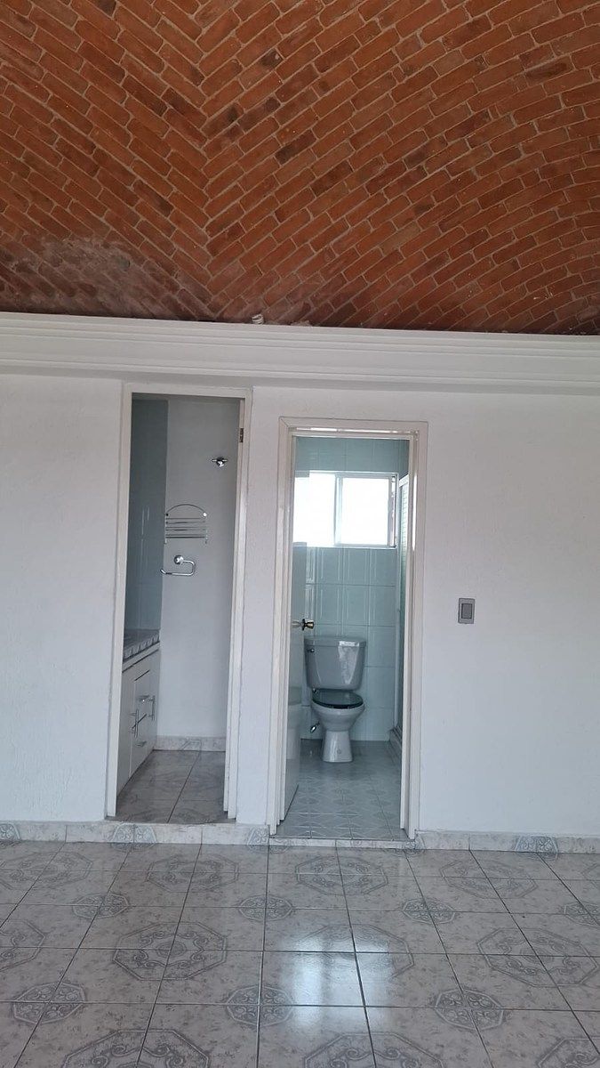 16 de 40: Lavabo y baño recámara principal