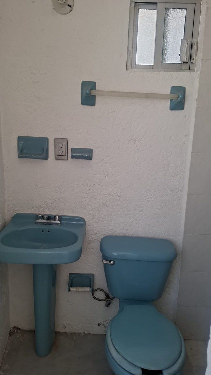 37 de 40: Baño completo de cuarto de servicio