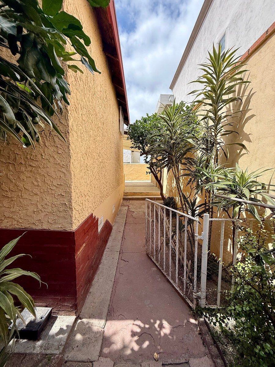 13 de 17: Acceso a patio de servicio
