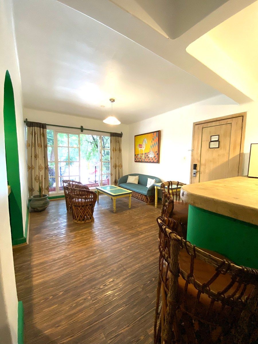 9 de 19: Sala con balcón