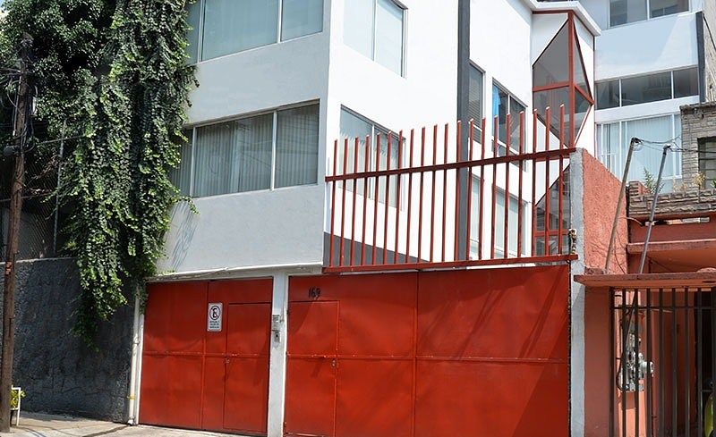 1 of 13: Fachada
