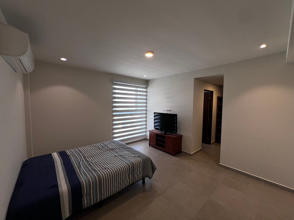 17 de 21: "Recámara principal amueblada con cama Queen, walk-in closet