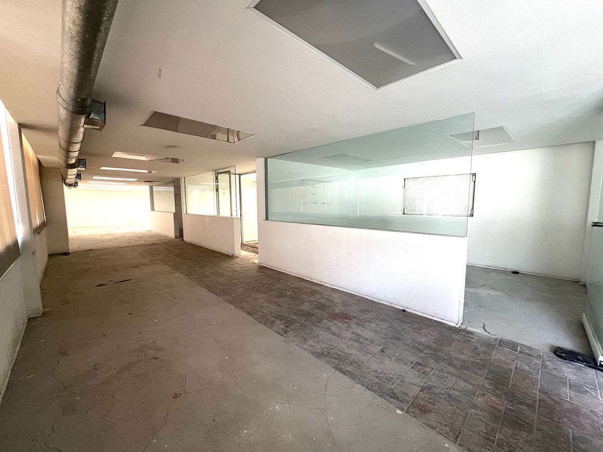 7 of 15: Oficinas planta alta