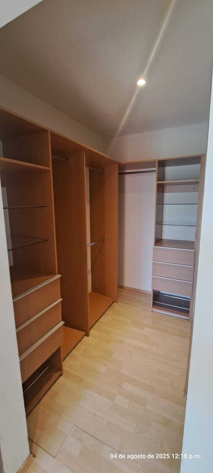 19 de 26: Vestidor