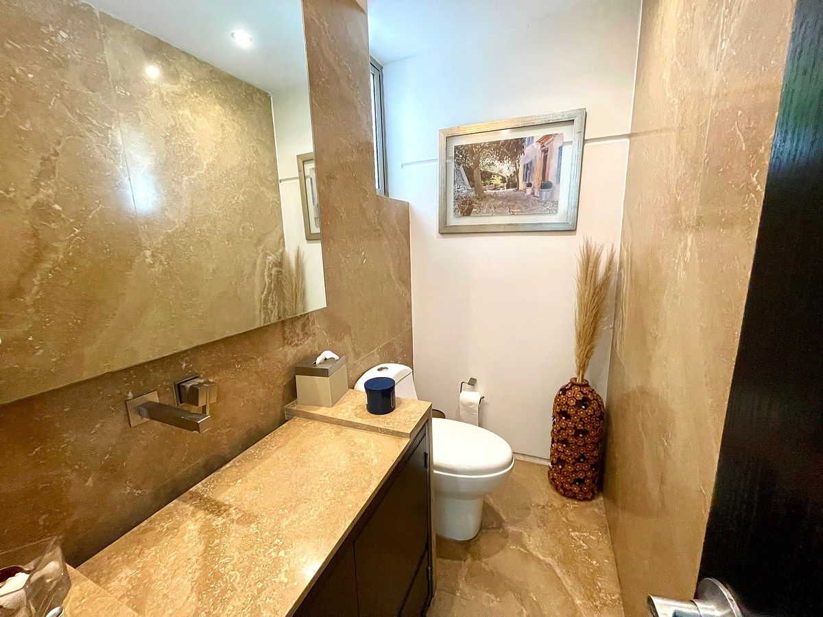 Medio baño de visitas, photo 16 of 36