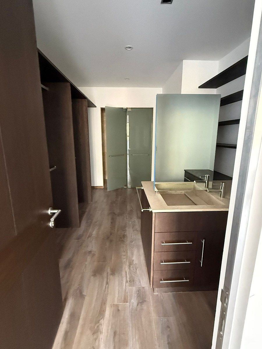 12 de 41: Vestidor y baño principal