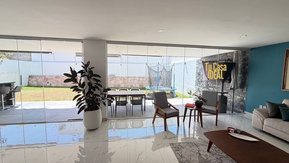 10 de 16: Sala, terraza y jardín