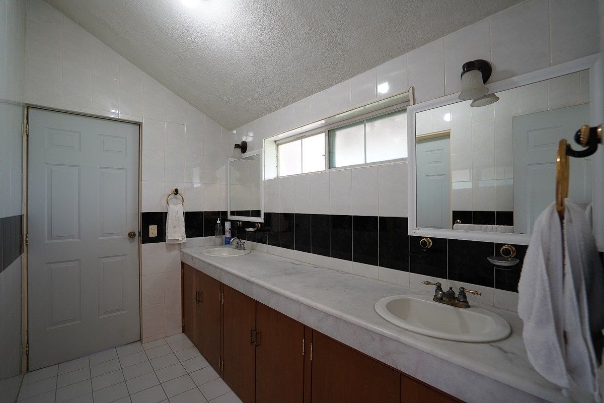 14 of 22: baño
