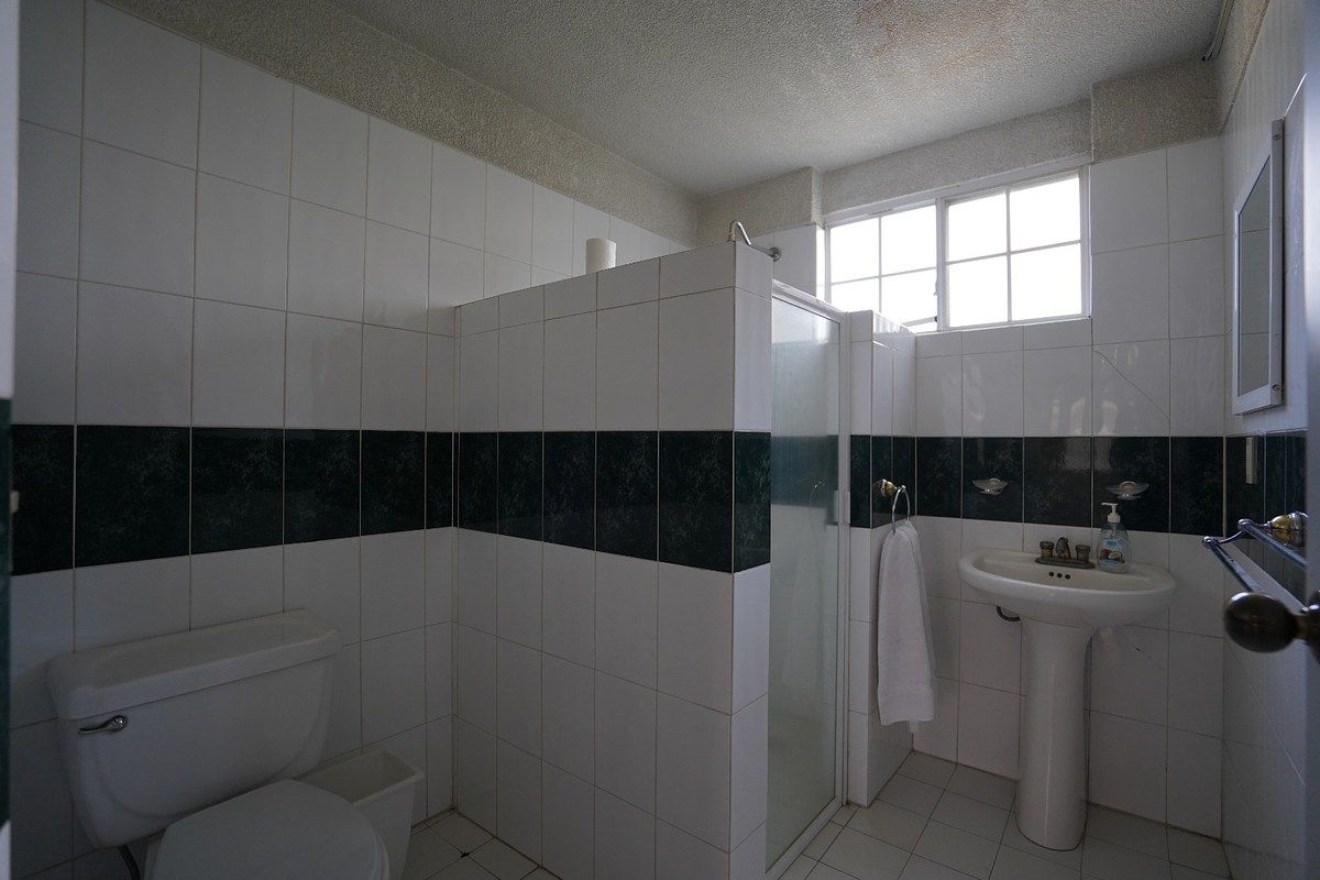 15 of 22: baño